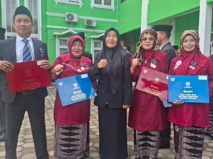 Guru MTsN 4 Jambi Terima Penghargaan Satya Lencana di HUT Provinsi Jambi Guru MTsN 4 Jambi Terima Penghargaan Satya Lencana di HUT Provinsi Jambi