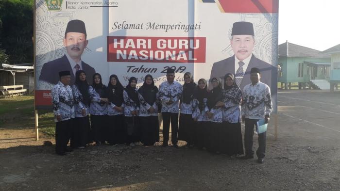 BUKTIKAN DEDIKASI, GURU MTsN 4 KOTA JAMBI MENUJU SEBERANG KOTA UNTUK MENGIKUTI UPACARA HUT PGRI BUKTIKAN DEDIKASI, GURU MTsN 4 KOTA JAMBI MENUJU SEBERANG KOTA UNTUK MENGIKUTI UPACARA HUT PGRI