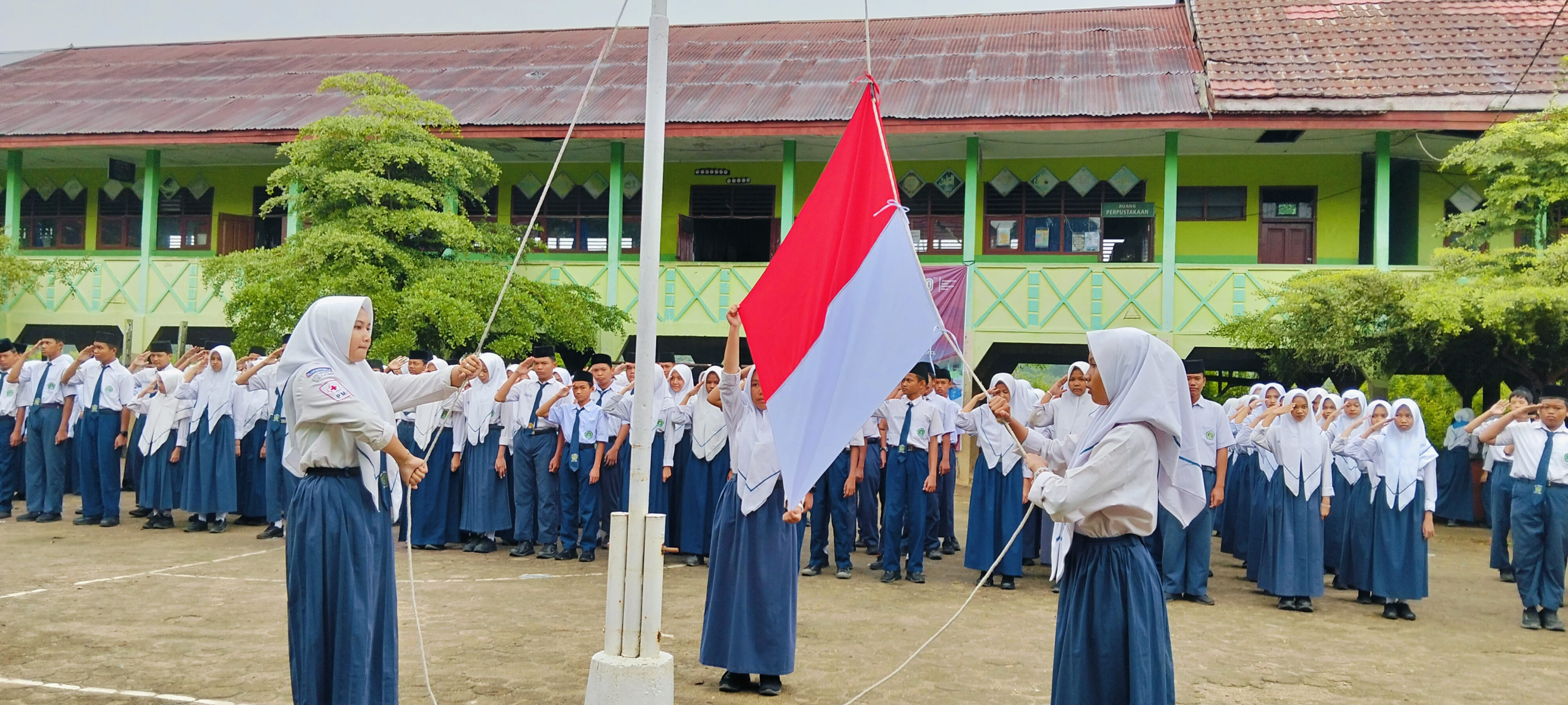 Pelaksanaan Upacara Bendera: Giat belajar dan Patuhi Peraturan. Pelaksanaan Upacara Bendera: Giat belajar dan Patuhi Peraturan.