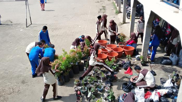 Gotong Royong, Penataan, Penyegaran, Penghijauan dan Reboisasi di MTsN 4 Kota Jambi Gotong Royong, Penataan, Penyegaran, Penghijauan dan Reboisasi di MTsN 4 Kota Jambi
