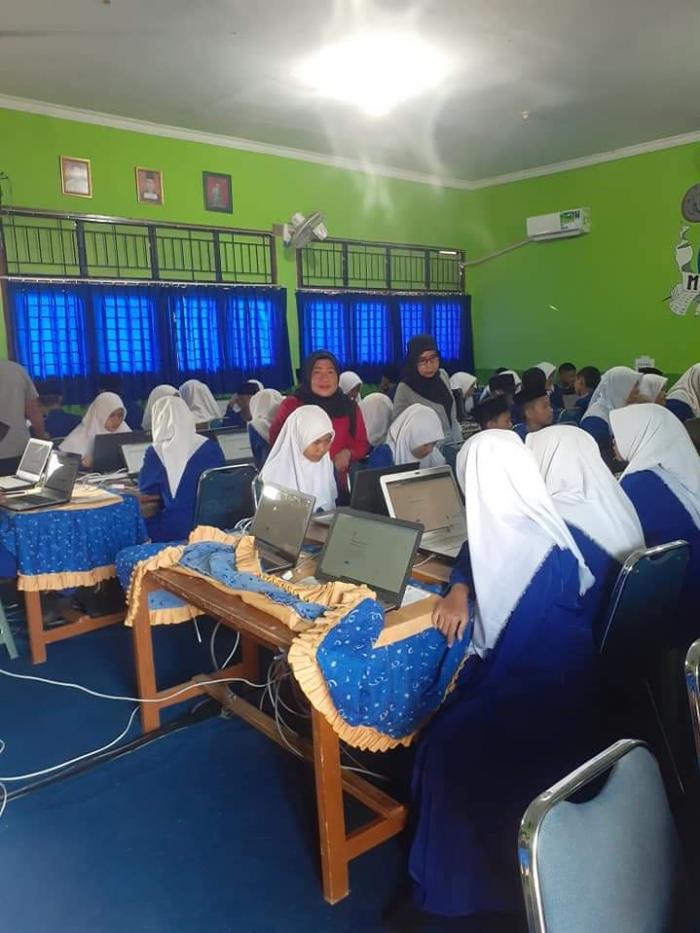 Simulasi Gladi Bersih Ujian Akhir Madrasah Berstandar Nasional Berbasis Komputer (UAMBNBK) di MTsN 4 Kota Jambi Simulasi Gladi Bersih Ujian Akhir Madrasah Berstandar Nasional Berbasis Komputer (UAMBNBK) di MTsN 4 Kota Jambi