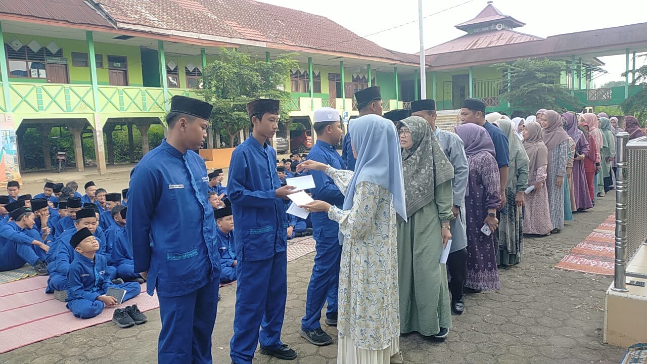 Kegiatan keagamaan Muharram menyantuni anak yatim