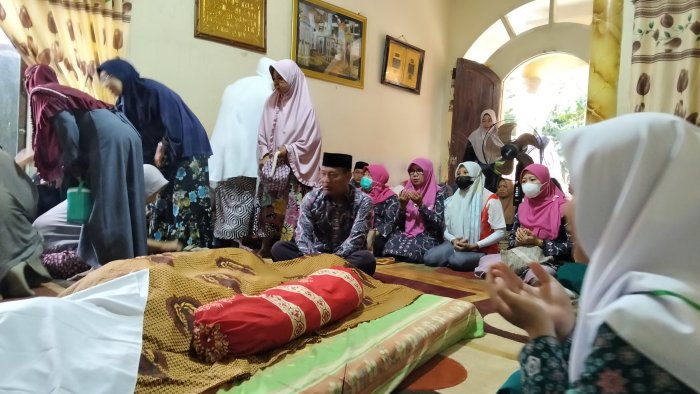 Kunjungan Kerumah Duka Sayid Husin Fadhlullah Siswa MTsN 4 Kota Jambi Kunjungan Kerumah Duka Sayid Husin Fadhlullah Siswa MTsN 4 Kota Jambi