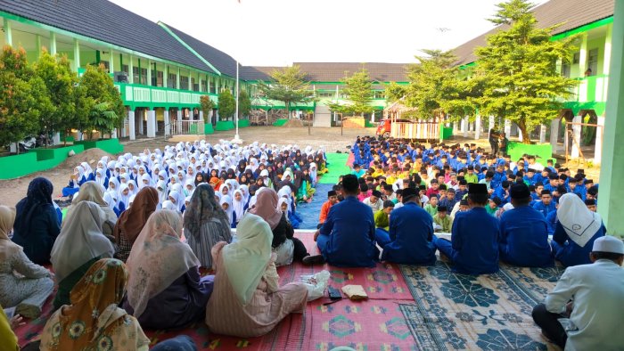 Yasinan dan Doa Bersama Dalam Rangka Syukuran Gedung Baru MTsN 4 Kota Jambi Yasinan dan Doa Bersama Dalam Rangka Syukuran Gedung Baru MTsN 4 Kota Jambi