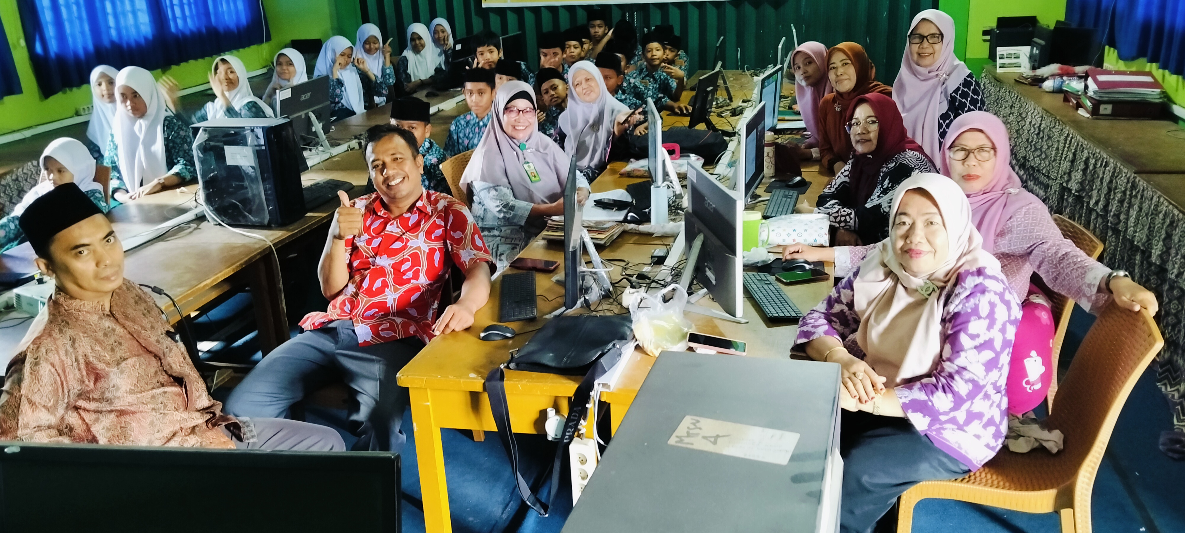 Guru Bahasa Arab dan Guru PAI MTsN 4 Kota Jambi Mengikuti Pelatihan Kitab Kuning Guru Bahasa Arab dan Guru PAI MTsN 4 Kota Jambi Mengikuti Pelatihan Kitab Kuning
