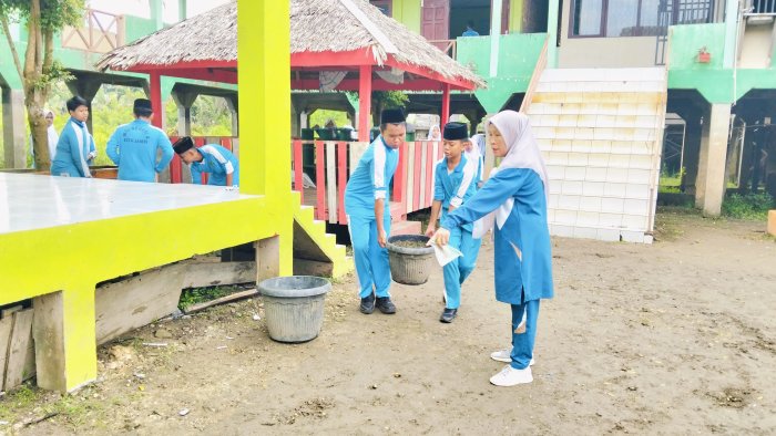Gotong Royong di MTsN 4 Jambi Bentuk Karakter Siswa Gotong Royong di MTsN 4 Jambi Bentuk Karakter Siswa