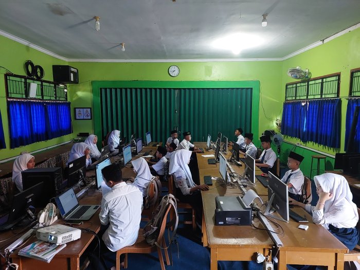 Pelaksanaan ANBK Hari Kedua di MTsN 4 Kota Jambi