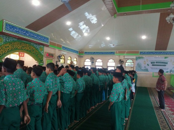 MTsN 4 Kota Jambi Rutin Gelar Salat Dzuhur Berjamaah MTsN 4 Kota Jambi Rutin Gelar Salat Dzuhur Berjamaah