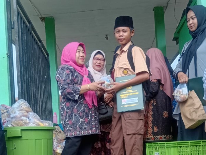 MTsN 4 Kota Jambi Salurkan Bantuan MBG kepada Siswa MTsN 4 Kota Jambi Salurkan Bantuan MBG kepada Siswa