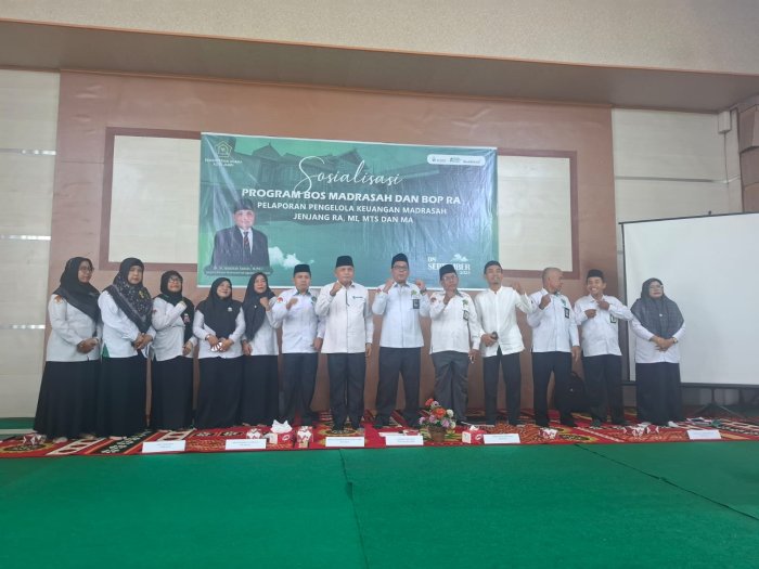 Kepala MTsN 4 Jambi Ikuti Sosialisasi BOS Madrasah