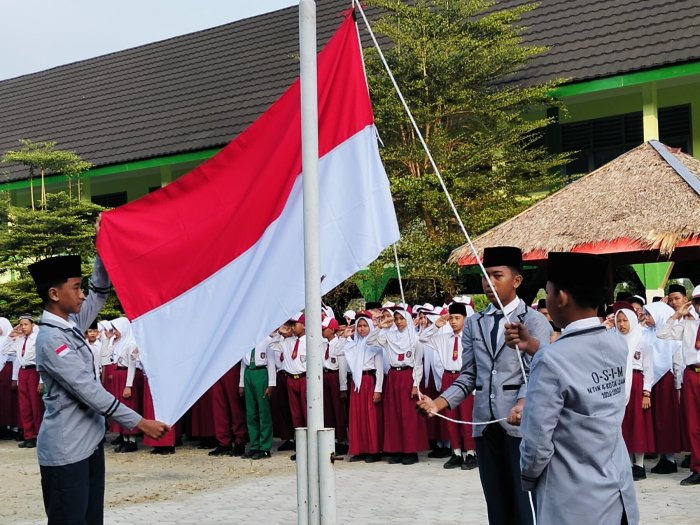OSIM MTsN 4 Kota Jambi Pimpin Upacara Bendera Perdana Tahun Ajaran Baru