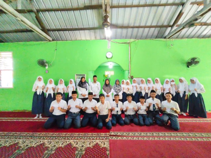 MTsN 4 Kota Jambi Salurkan Dana Bazda untuk Siswa MTsN 4 Kota Jambi Salurkan Dana Bazda untuk Siswa