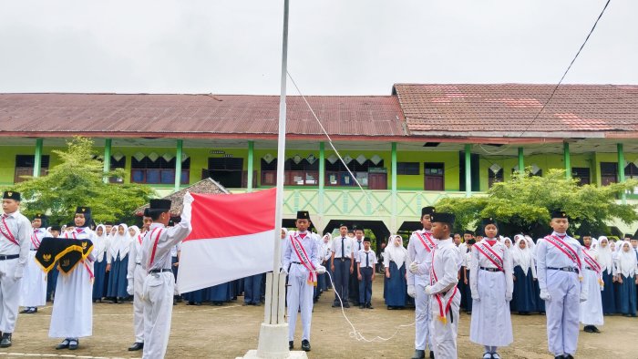 Upacara Hari Guru Nasional di MTsN 4 Jambi Penuh Makna