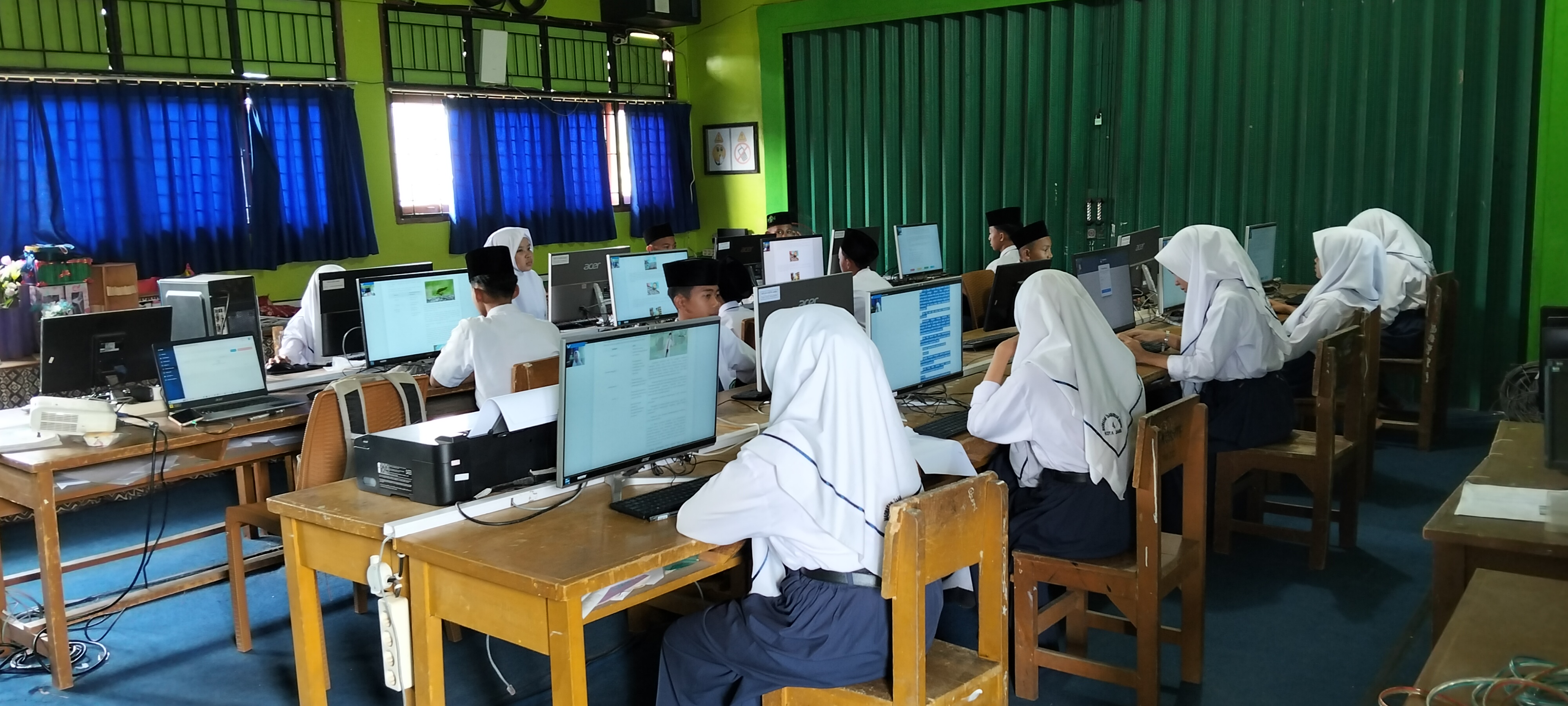 Asesmen Nasional Berbasis komputer Hari Pertama MTsN 4 Kota Jambi Asesmen Nasional Berbasis komputer Hari Pertama MTsN 4 Kota Jambi