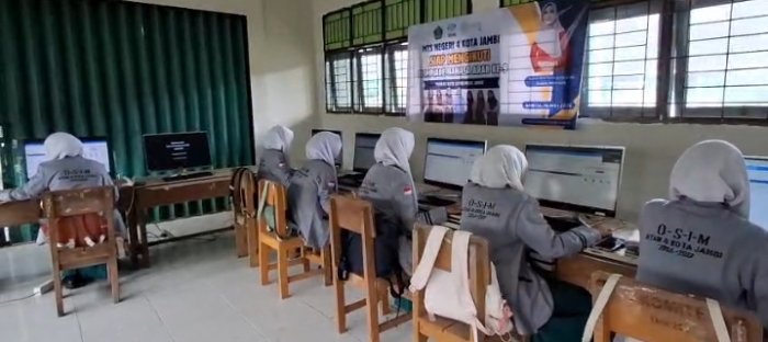 Siswi MTsN 4 Kota Jambi Raih Juara Olimpiade Bahasa Arab