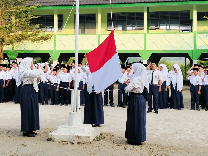 Upacara Bendera dan Pelepasan Peserta Jamnas di MTsN 4 Jambi