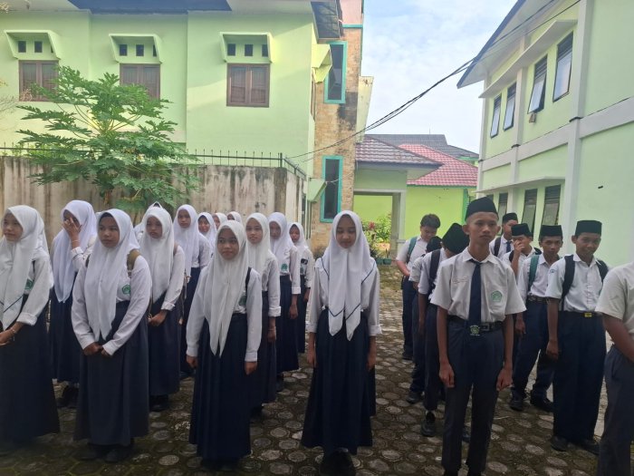Siswa MTsN 4 Jambi Ikuti Gladi TKA di MAN 2 Kota Jambi Siswa MTsN 4 Jambi Ikuti Gladi TKA di MAN 2 Kota Jambi