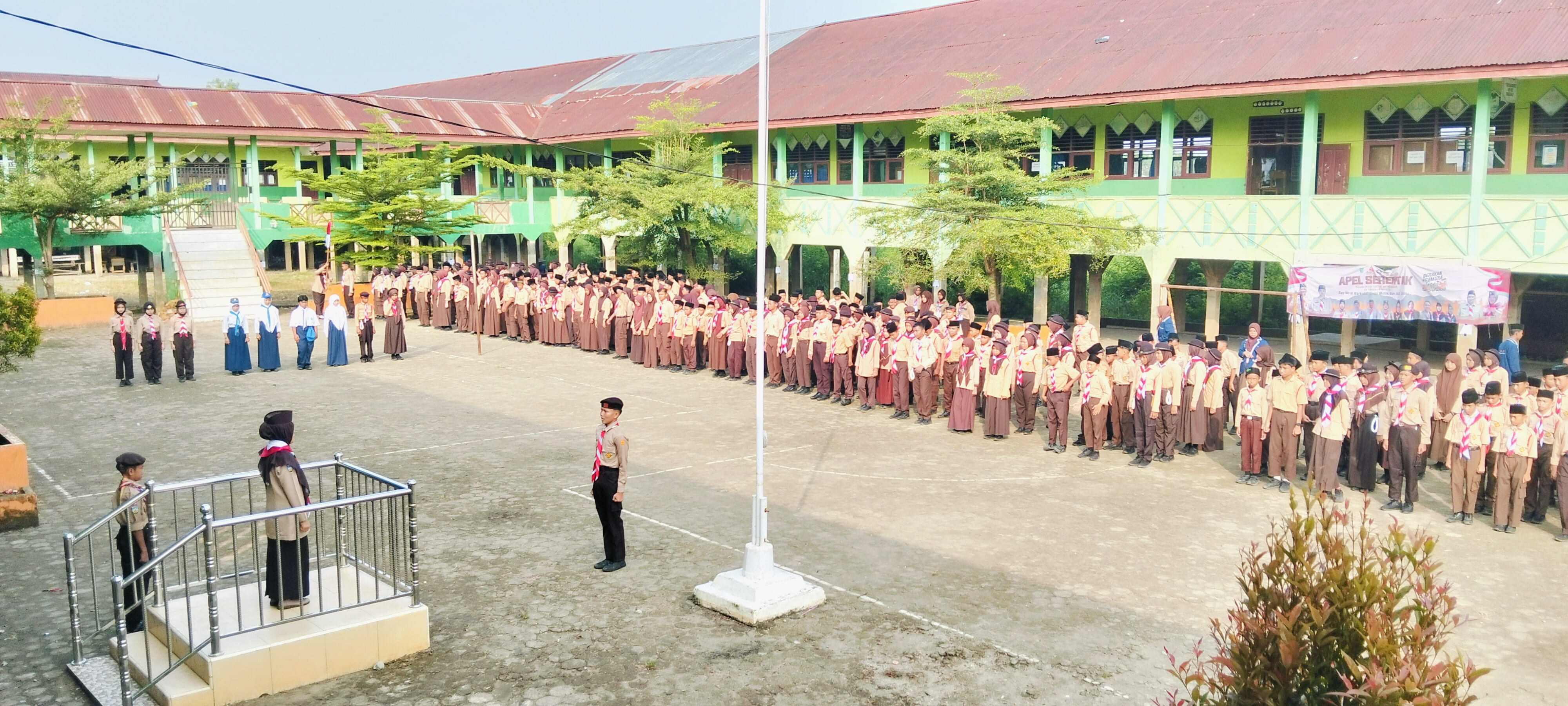 Penerimaan Tamu Penggalang dan Pelantikan Anggota PMR MTsN Kota Jambi Penerimaan Tamu Penggalang dan Pelantikan Anggota PMR MTsN Kota Jambi