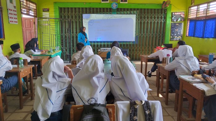 Mahasiswa PLP UIN STS Jambi Jalani Ujian Akhir Mengajar
