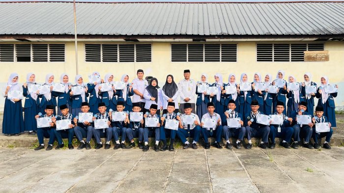 Prosesi Pengalungan Medali Dan Penyerahan Sertifikat, Sebagai Bentuk Apresiasi Madrasah Prosesi Pengalungan Medali Dan Penyerahan Sertifikat, Sebagai Bentuk Apresiasi Madrasah