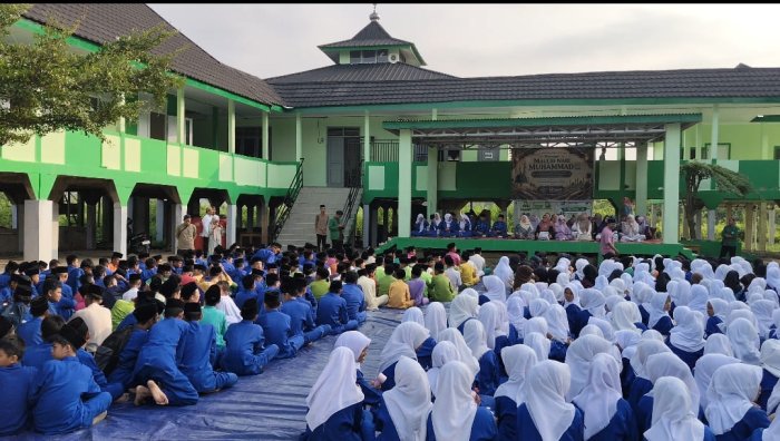 Khidmad dan Meriah, MTsN 4 Kota Jambi Peringati Maulid Nabi 1448 H Khidmad dan Meriah, MTsN 4 Kota Jambi Peringati Maulid Nabi 1448 H