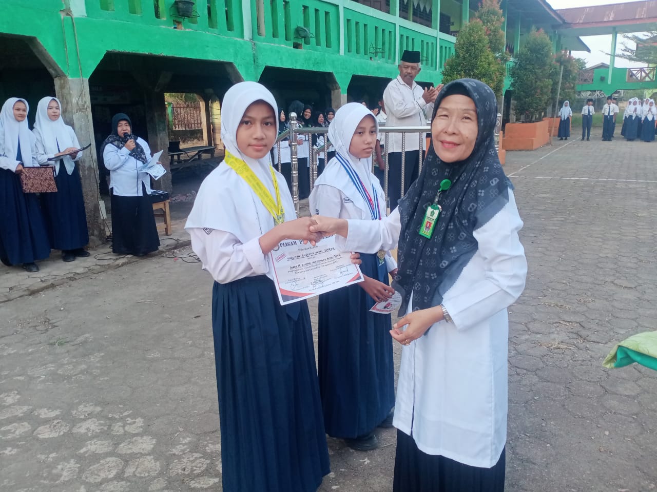 Upacara bendera hari Senin Upacara bendera hari Senin