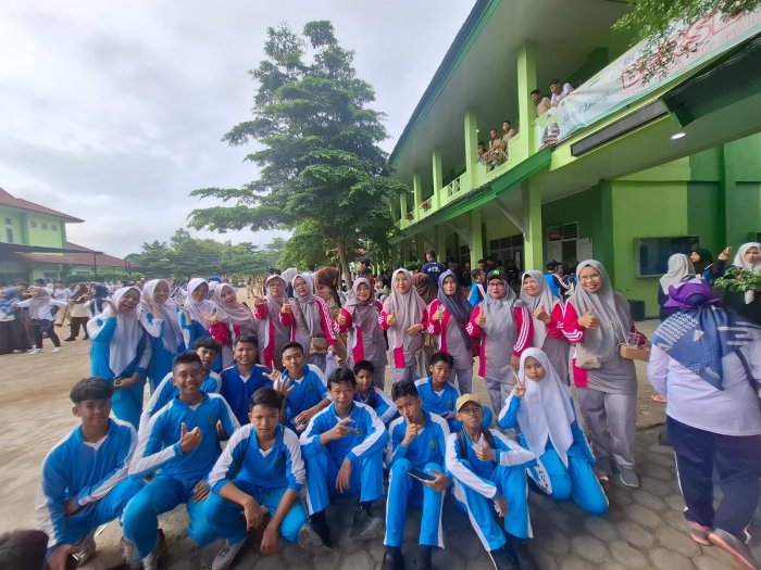 Guru MTsN 4 Kota Jambi Raih Hadiah Utama Umrah Pada Gerak Jalan Sehat HAB ke-80 Guru MTsN 4 Kota Jambi Raih Hadiah Utama Umrah Pada Gerak Jalan Sehat HAB ke-80