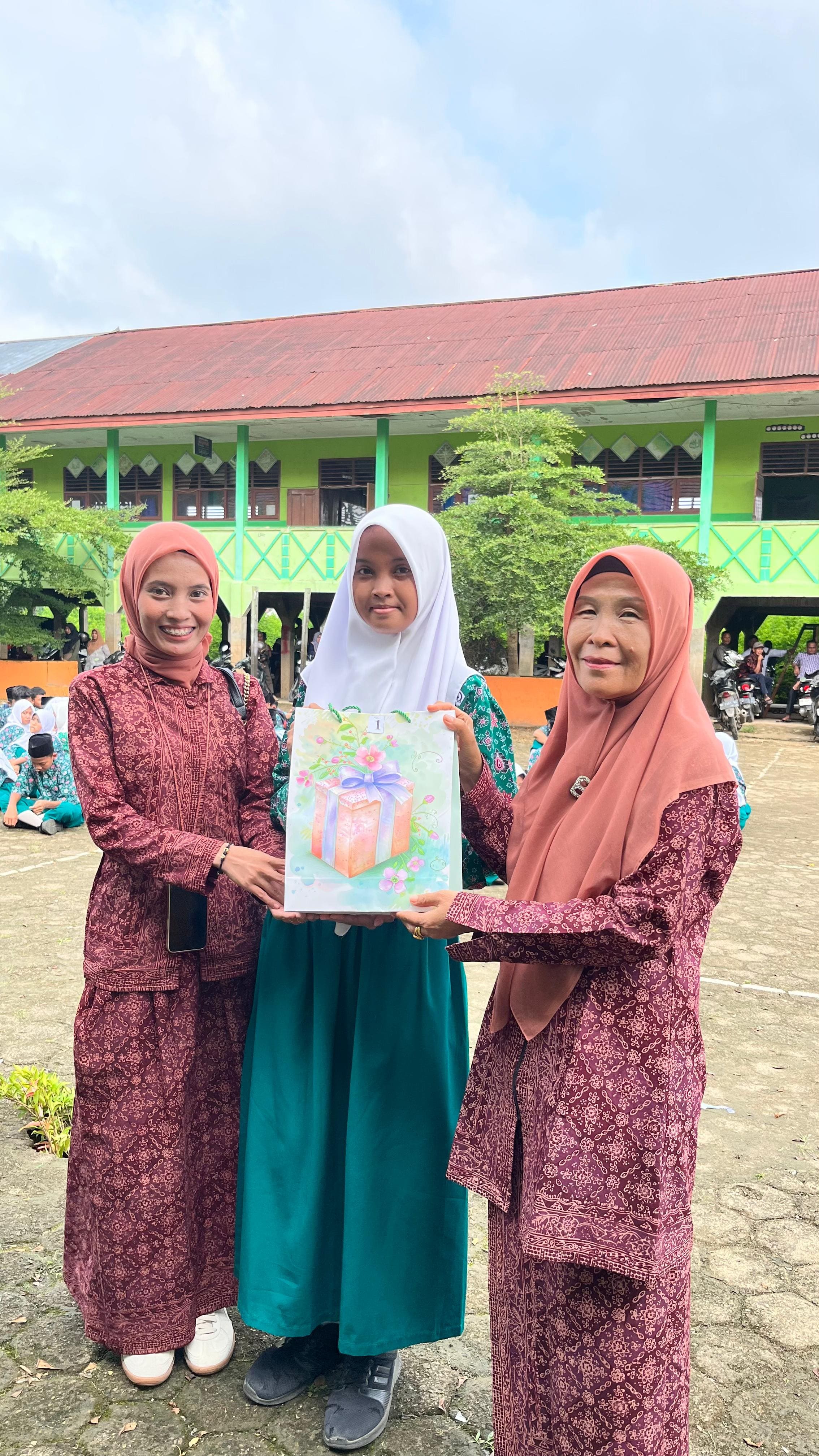 Kalau Cantik Mah Biasa, Cantik plus Juara Umum Luar Biasa. Kalau Cantik Mah Biasa, Cantik plus Juara Umum Luar Biasa.