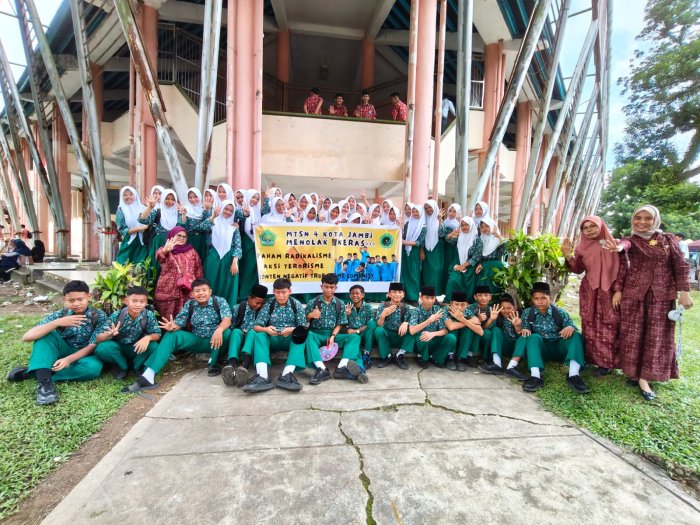 Siswa MTsN 4 Jambi Ikuti Deklarasi Tolak Paham IRET, TCC Dan Perundungan Siswa MTsN 4 Jambi Ikuti Deklarasi Tolak Paham IRET, TCC Dan Perundungan