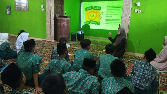 Siswa MTsN 4 Jambi Ikuti Edukasi Pengelolaan Emosi Siswa MTsN 4 Jambi Ikuti Edukasi Pengelolaan Emosi