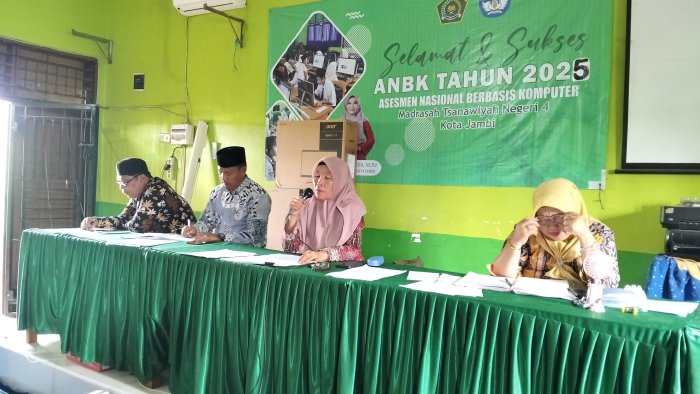 Kepala MTsN 4 Jambi Sosialisasikan Kurikulum KBC ke Guru