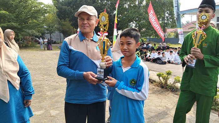 MTsN 4 Kota Jambi Raih Empat Penghargaan di AKSIOMA MTsN 4 Kota Jambi Raih Empat Penghargaan di AKSIOMA