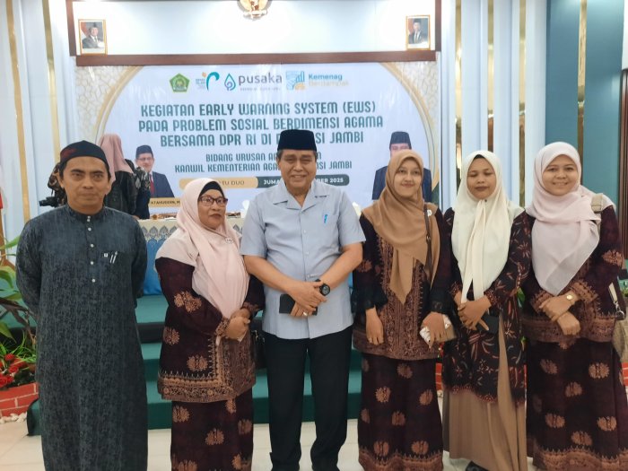 Lima Guru MTsN 4 Jambi Ikuti Pelatihan EWS di Hotel Ratu Duo Lima Guru MTsN 4 Jambi Ikuti Pelatihan EWS di Hotel Ratu Duo