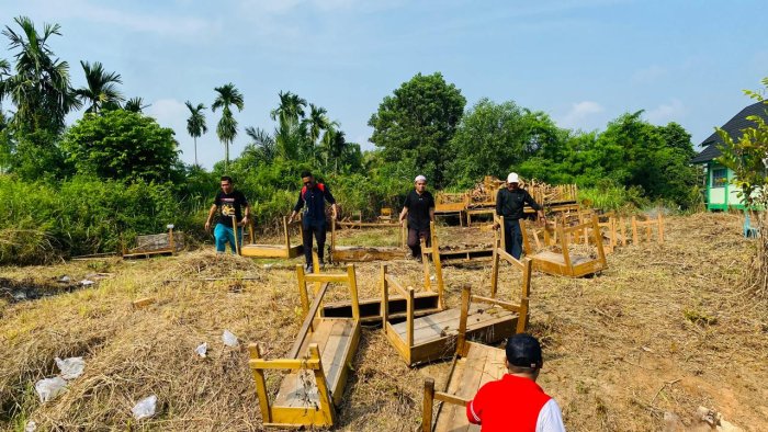 MTsN 4 Kota Jambi Gelar Kerja Bakti Pindahkan Meja Kursi MTsN 4 Kota Jambi Gelar Kerja Bakti Pindahkan Meja Kursi