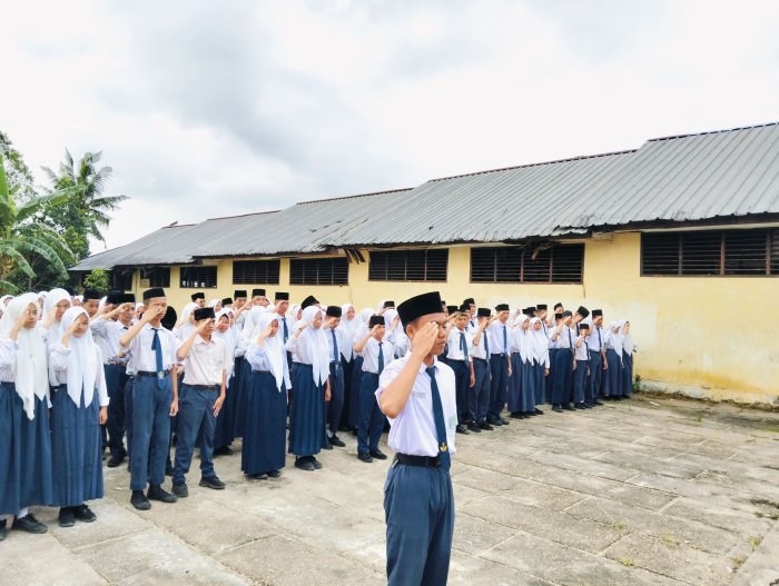 MTsN 4 Kota Jambi Gelar Upacara Bendera, Laksanakan Sholat 5 Waktu Dengan Khusyuk MTsN 4 Kota Jambi Gelar Upacara Bendera, Laksanakan Sholat 5 Waktu Dengan Khusyuk