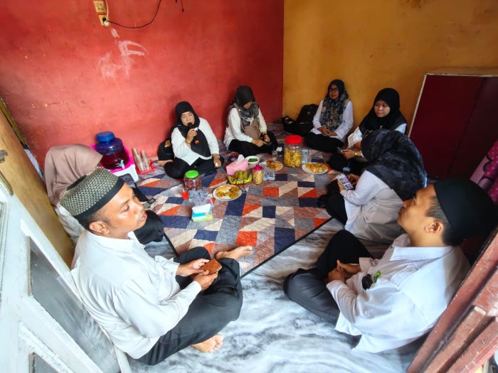Takziah Kerumah Duka Orang Tua Guru MTsN 4 Kota Jambi Takziah Kerumah Duka Orang Tua Guru MTsN 4 Kota Jambi