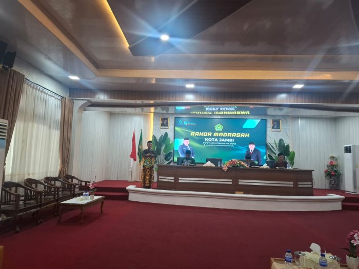 Kepala MTsN 4 Kota Jambi Ikuti Rakor Kepala Madrasah se-Kota Jambi Kepala MTsN 4 Kota Jambi Ikuti Rakor Kepala Madrasah se-Kota Jambi
