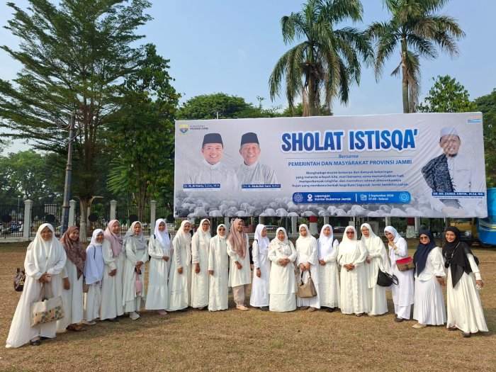 Khusyuk Dalam Doa MTsN 4 Kota Jambi Ikuti Sholat Istisqo di Kantor Gubernur Khusyuk Dalam Doa MTsN 4 Kota Jambi Ikuti Sholat Istisqo di Kantor Gubernur