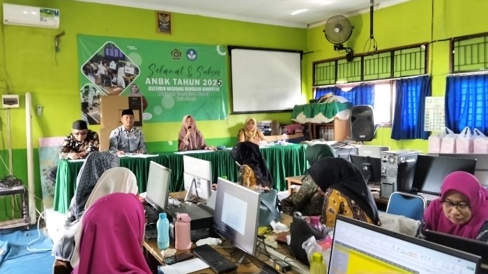Kepala MTsN 4 Kota Jambi Pimpin Rapat Persiapan Pembagian Rapor Kepala MTsN 4 Kota Jambi Pimpin Rapat Persiapan Pembagian Rapor