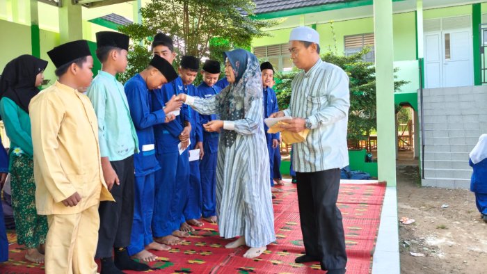 Santunan Yatim Piatu Dalam Rangka Peringatan Hari Asyura MTsN 4 Kota Jambi