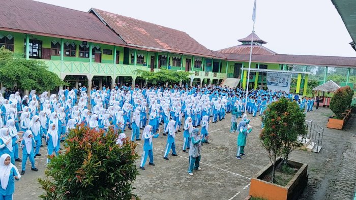 MTsN 4 Kota Jambi Adakan Senam Sehat Bersama Siswa dan Guru MTsN 4 Kota Jambi Adakan Senam Sehat Bersama Siswa dan Guru